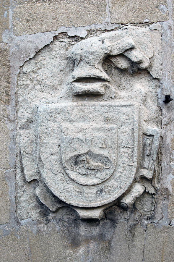 Làmina 2. Vista de l'escut de la família Bernat / Làmina 2. Vista del escudo de la familia Bernat.